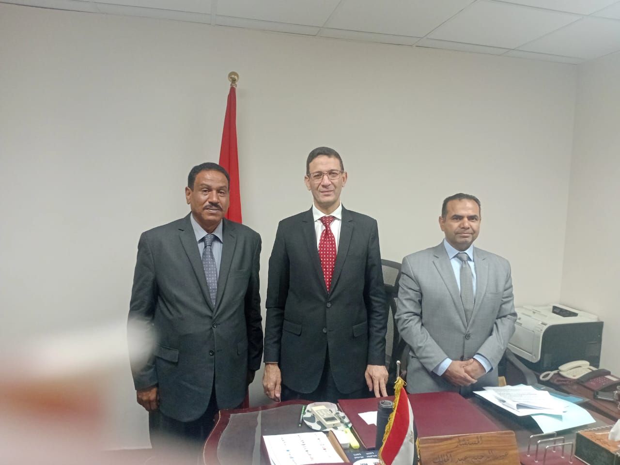 جانب من تلقى أرواق المرشحين فى المحكمة جانب من تلقى أرواق المرشحين فى المحكمة