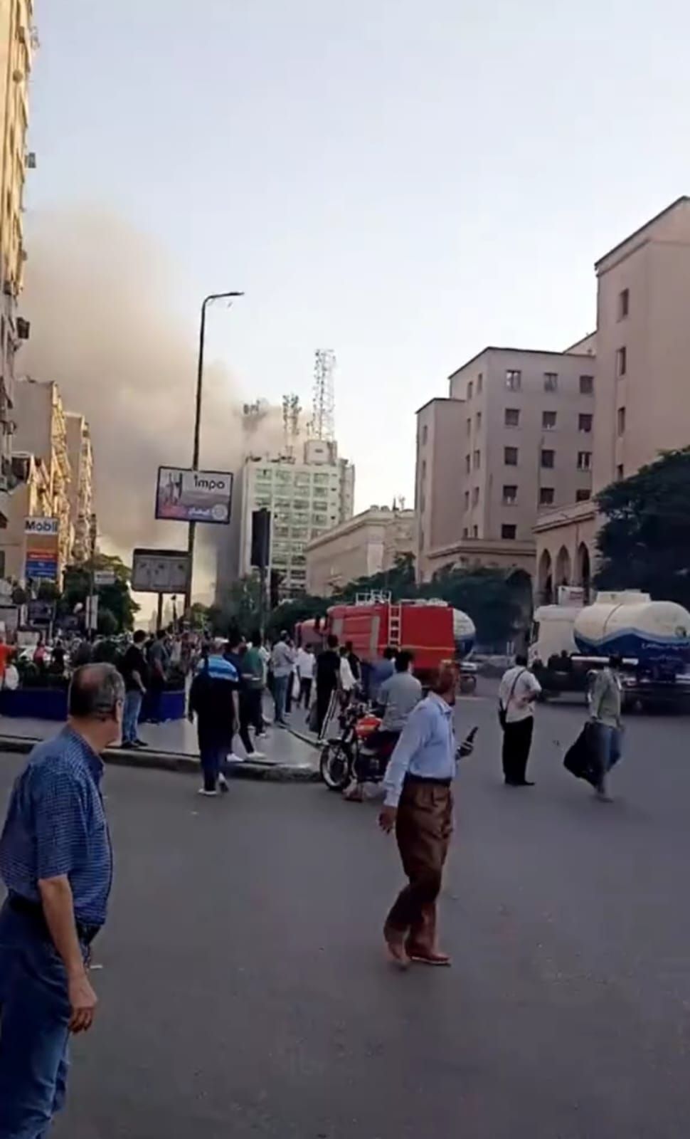 لحظة انطلاق سيارات خزانات ضخمة للمياه ساهمت فى إخماد حريق سنترال رمسيس (4) لحظة انطلاق سيارات خزانات ضخمة للمياه ساهمت فى إخماد حريق سنترال رمسيس (4)