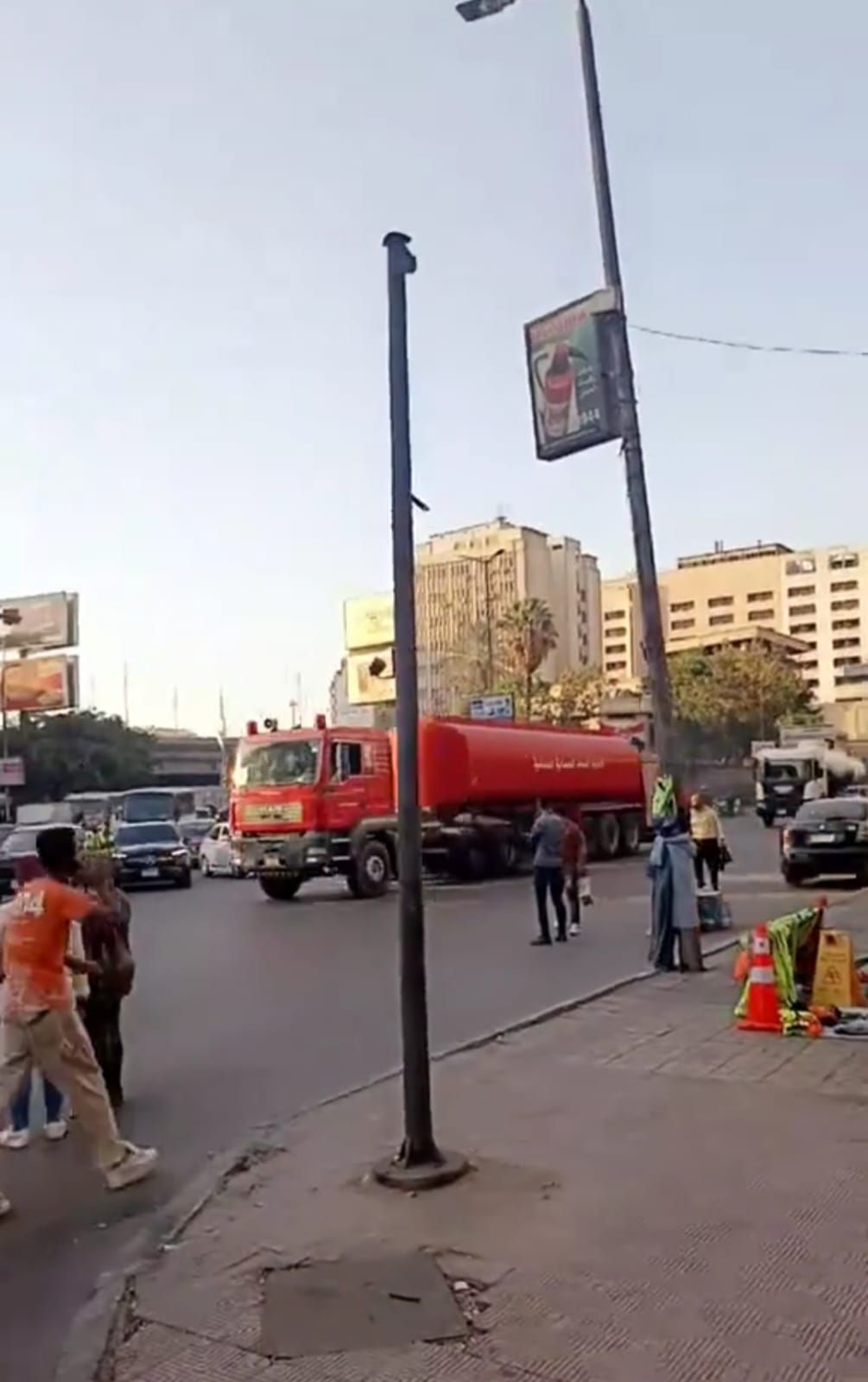 لحظة انطلاق سيارات خزانات ضخمة للمياه ساهمت فى إخماد حريق سنترال رمسيس (7) لحظة انطلاق سيارات خزانات ضخمة للمياه ساهمت فى إخماد حريق سنترال رمسيس (7)