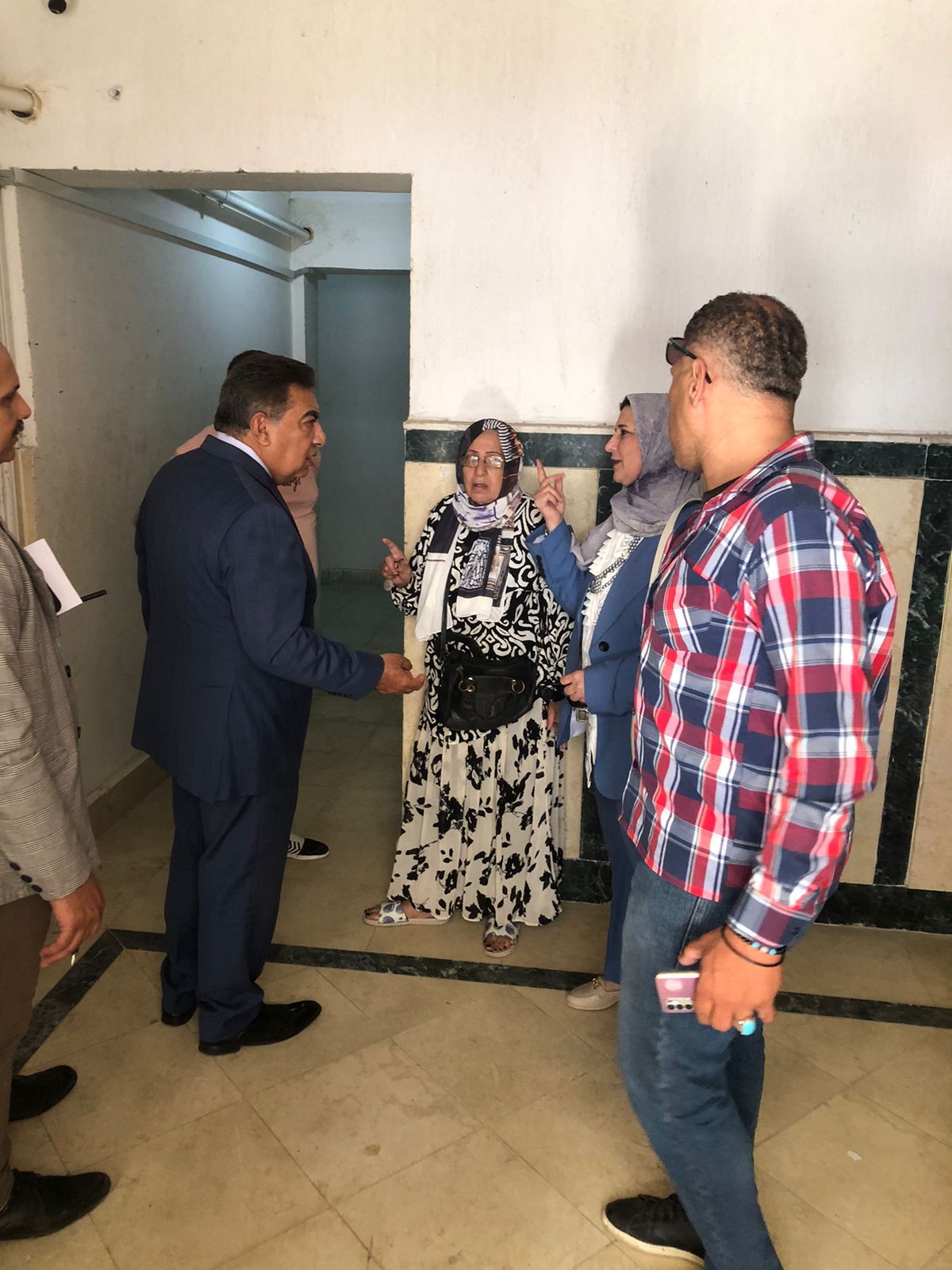 جانب من تفقد المحافظ (3) جانب من تفقد المحافظ (3)