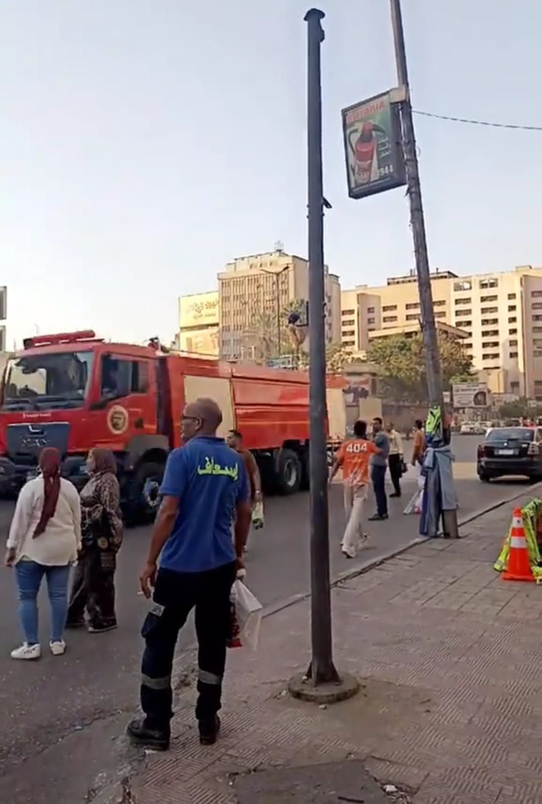 لحظة انطلاق سيارات خزانات ضخمة للمياه ساهمت فى إخماد حريق سنترال رمسيس (5) لحظة انطلاق سيارات خزانات ضخمة للمياه ساهمت فى إخماد حريق سنترال رمسيس (5)