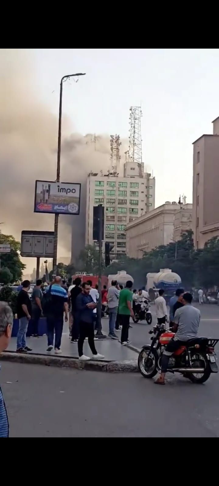 لحظة انطلاق سيارات خزانات ضخمة للمياه ساهمت فى إخماد حريق سنترال رمسيس (2) لحظة انطلاق سيارات خزانات ضخمة للمياه ساهمت فى إخماد حريق سنترال رمسيس (2)