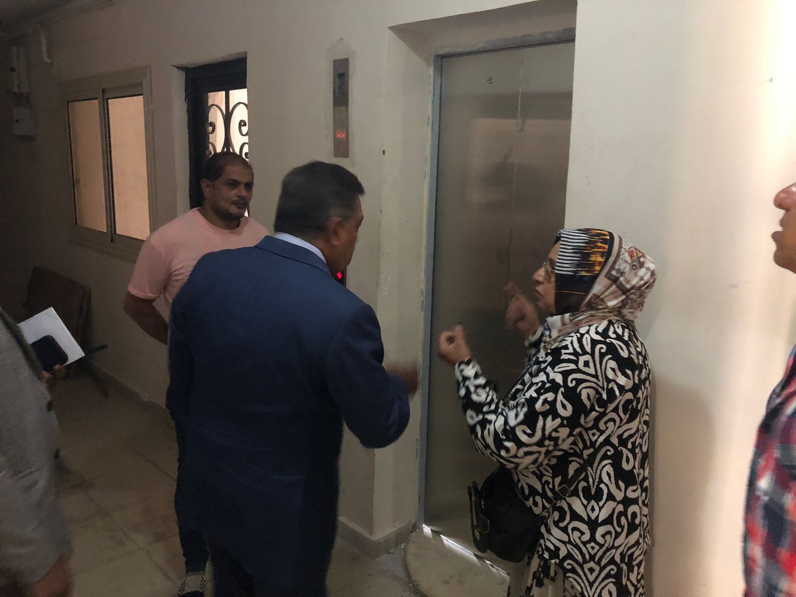 جانب من تفقد المحافظ (2) جانب من تفقد المحافظ (2)