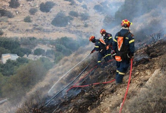 أكثر من 230 رجل إطفاء ودعم جوي ينتشرون في جزيرة كريت (3) أكثر من 230 رجل إطفاء ودعم جوي ينتشرون في جزيرة كريت (3)