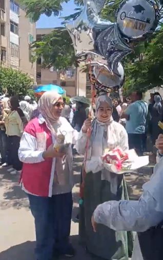 ورود وشوكلاته وبالونات هدية اخر يوم الثانوية العامة ورود وشوكلاته وبالونات هدية اخر يوم الثانوية العامة