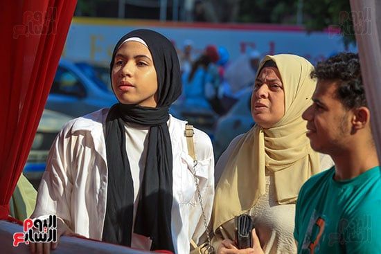 السيدات ينتظرن الابناء السيدات ينتظرن الابناء