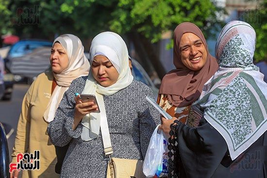 طالبة تراجع قبل الامتحان طالبة تراجع قبل الامتحان