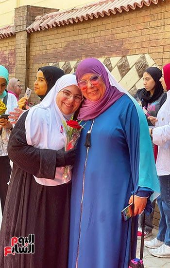 الأمهات-يستقبلن-الطلاب-بالورود الأمهات-يستقبلن-الطلاب-بالورود