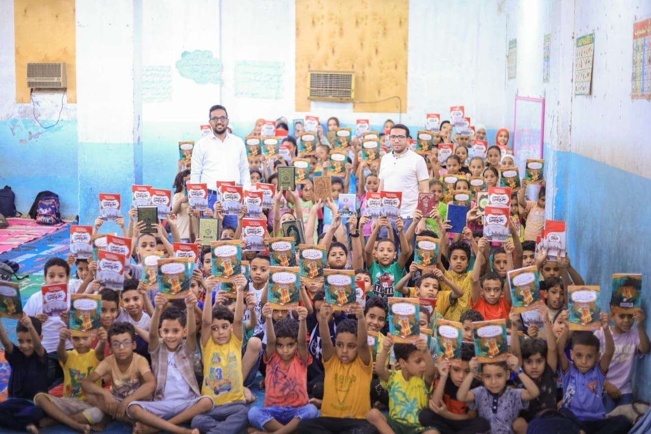 قيادات المدرسة القرآنية مع الأطفال خلال حفظ كتاب الله يومياً قيادات المدرسة القرآنية مع الأطفال خلال حفظ كتاب الله يومياً