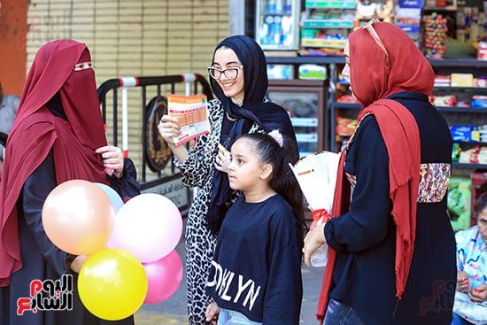بالورد-والبلالين-في-استقبال-الطالبات بالورد-والبلالين-في-استقبال-الطالبات