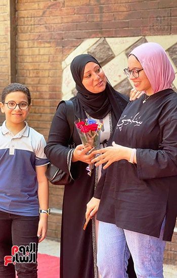 الأمهات-يستقبلن-طلاب-الثانوية-العامة-بالورود الأمهات-يستقبلن-طلاب-الثانوية-العامة-بالورود
