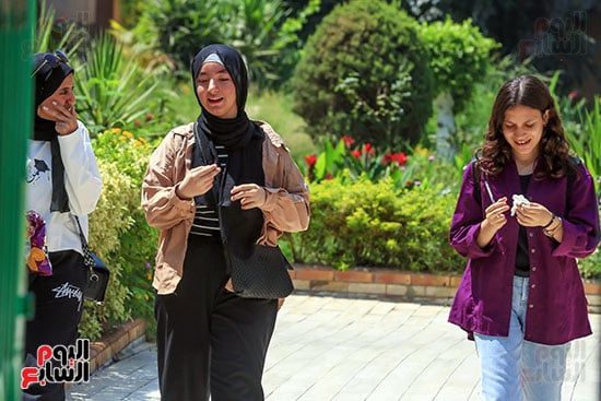 خروج طالبات الثانوية العامة خروج طالبات الثانوية العامة