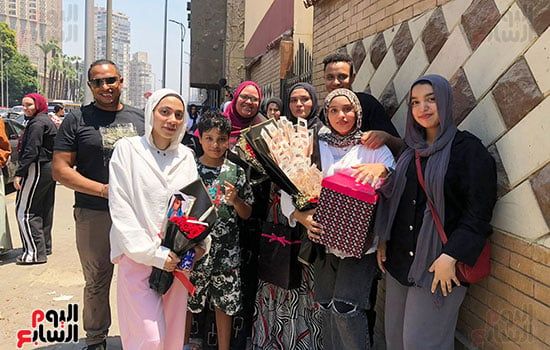 أسرة-فى-الجيزة-تحتفل-بابنتها-بعد-انتهاء-امتحانات-الثانوية-العامة-(2) أسرة-فى-الجيزة-تحتفل-بابنتها-بعد-انتهاء-امتحانات-الثانوية-العامة-(2)