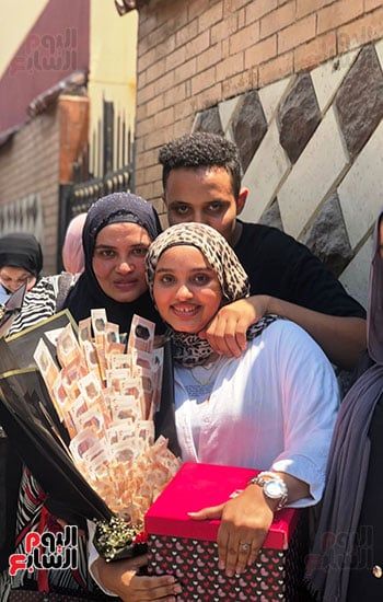 مبلغًا-ماليًا-يقدر-بحوالي-2000-جنيه،-ومشغولات-ذهبية-تزن-30-جرامًا مبلغًا-ماليًا-يقدر-بحوالي-2000-جنيه،-ومشغولات-ذهبية-تزن-30-جرامًا