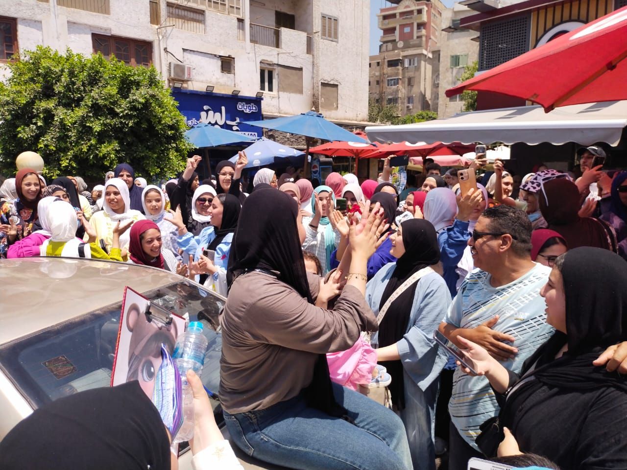 فرحة الطالبات بانتهاء الامتحانات فرحة الطالبات بانتهاء الامتحانات