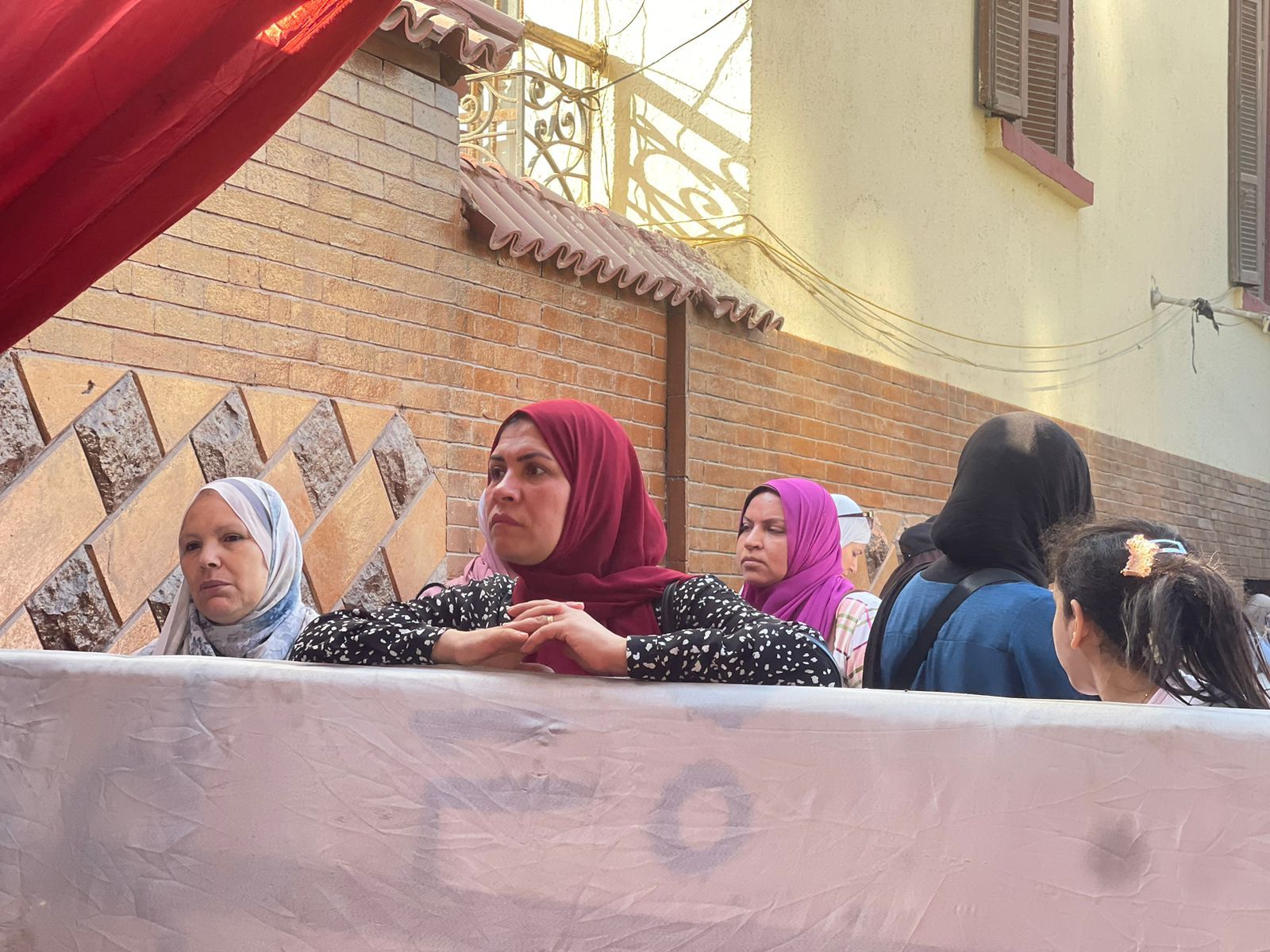 انتظار الأمهات في محيط المدارس انتظار الأمهات في محيط المدارس