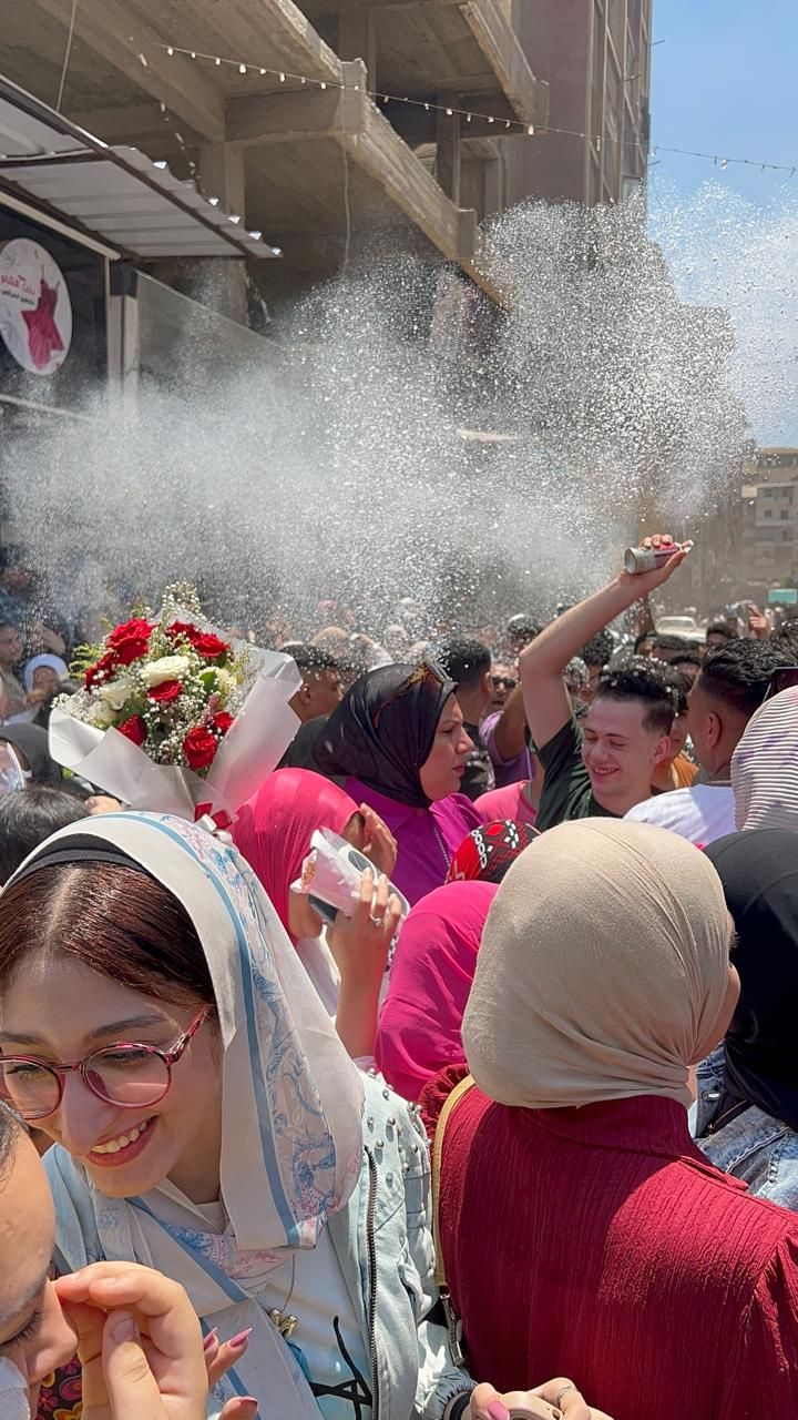 ضحك واحتفال طلاب وطالبات الثانوية العامة بالدقهلية ضحك واحتفال طلاب وطالبات الثانوية العامة بالدقهلية