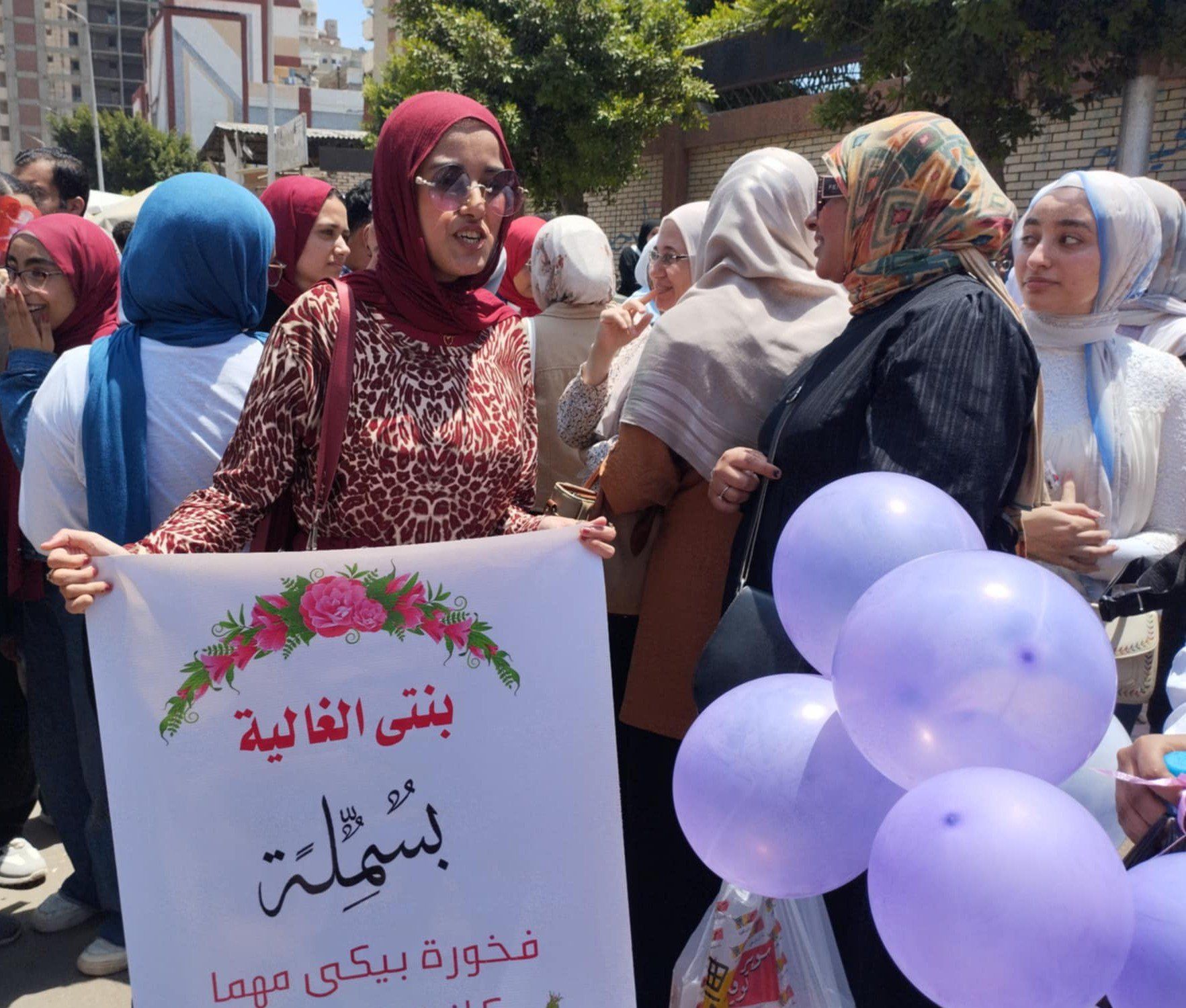 والدة طالبة ثانوية عامة تدعم ابنتها بلافته أمام لجنة الامتحانات في الإسكندرية والدة طالبة ثانوية عامة تدعم ابنتها بلافته أمام لجنة الامتحانات في الإسكندرية