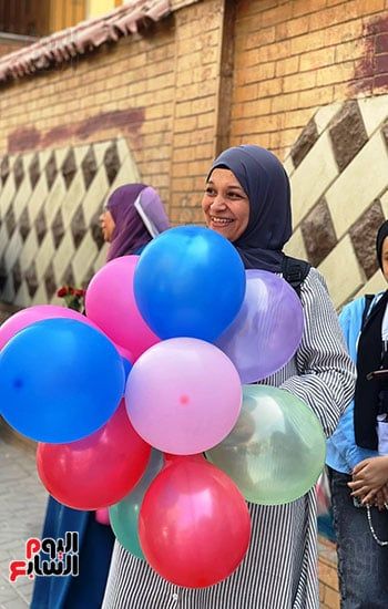 الأمهات-يستقبلن-طلاب-الثانوية-العامة-بالبلالين الأمهات-يستقبلن-طلاب-الثانوية-العامة-بالبلالين