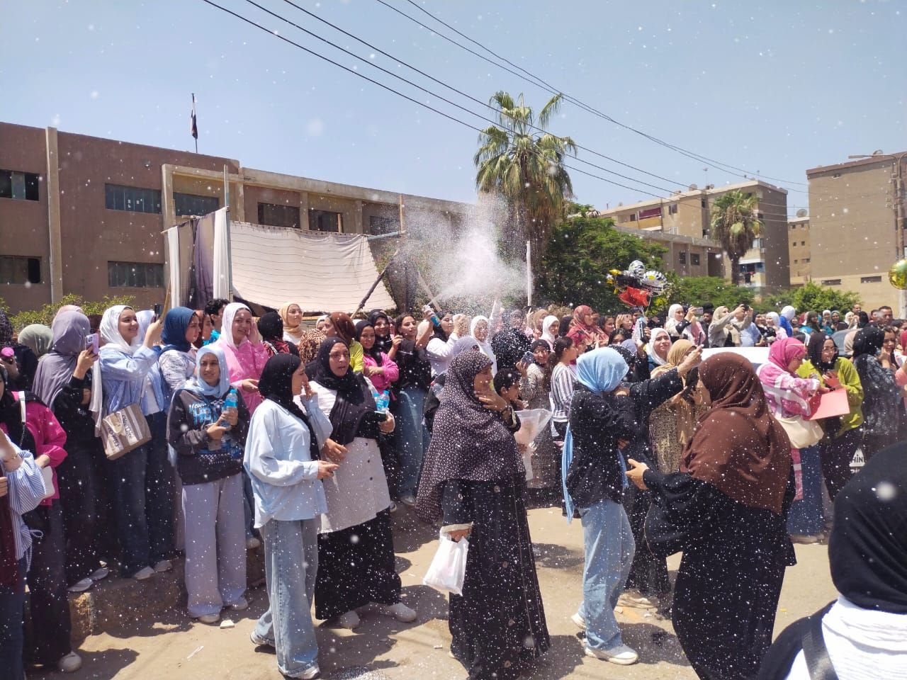 الفرحة الكبيرة للطالبات الفرحة الكبيرة للطالبات