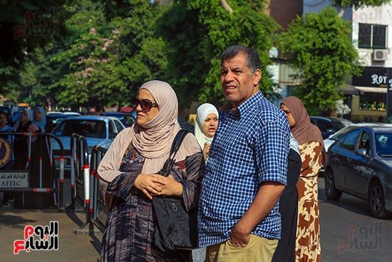 اسرة تنتظر ابنتهم اما اللجان اسرة تنتظر ابنتهم اما اللجان