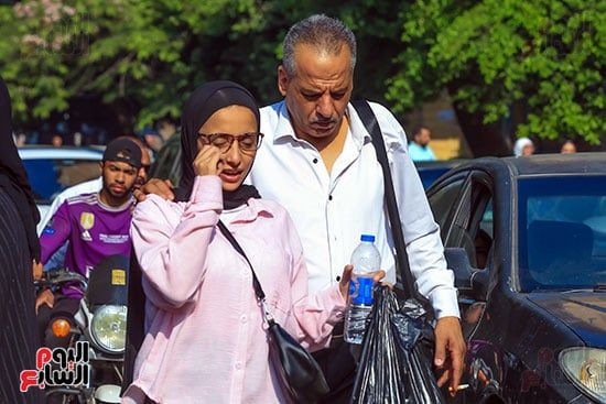 ولي امر يؤازر ابنته قبل الامتحان ولي امر يؤازر ابنته قبل الامتحان