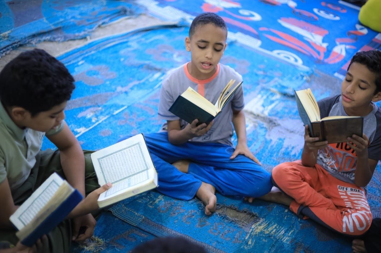 أطفال المدرسة القرآنية بقرية البعيرات خلال حفظ كتاب الله أطفال المدرسة القرآنية بقرية البعيرات خلال حفظ كتاب الله