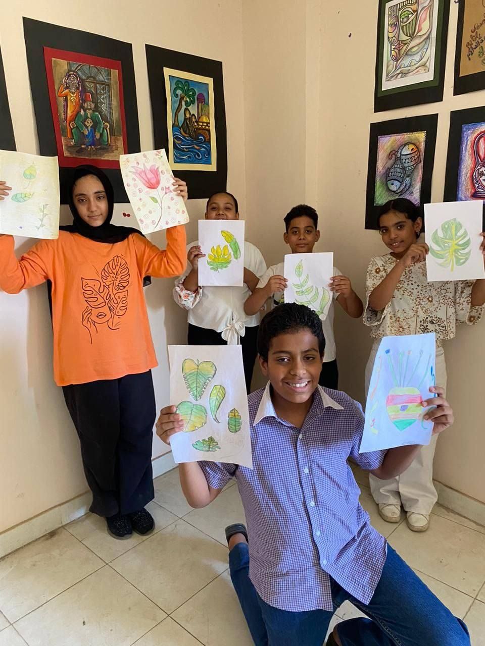 جانب من ورش الرسم داخل قصور ثقافة الأقصر جانب من ورش الرسم داخل قصور ثقافة الأقصر