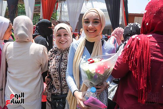 ورد واحضان مع اخر امتاحان للثانوية (1) ورد واحضان مع اخر امتاحان للثانوية (1)