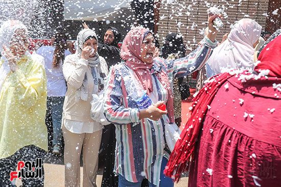 احتفال الاهالي والطلاب ب اخر ايام الامتحانات (1) احتفال الاهالي والطلاب ب اخر ايام الامتحانات (1)