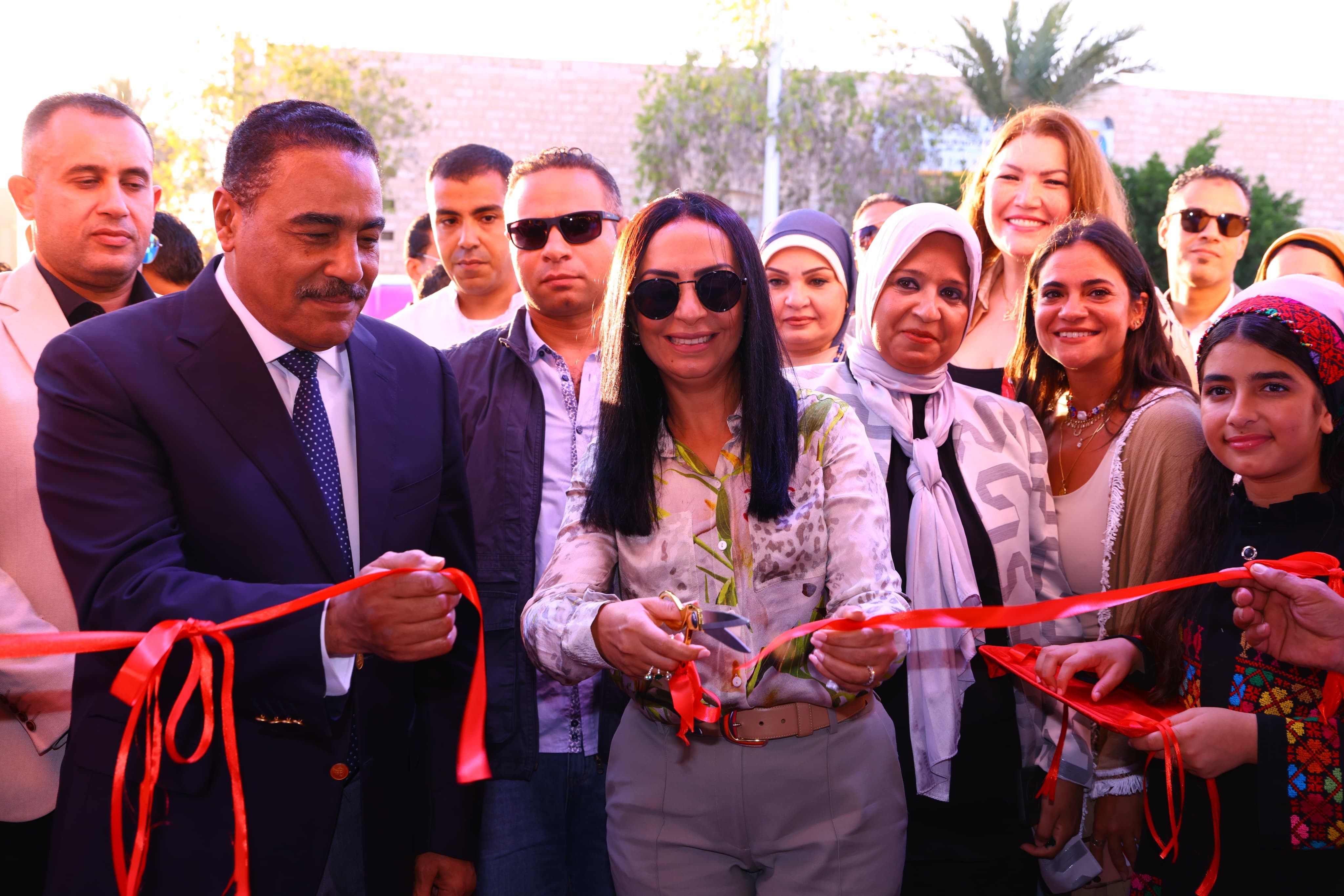 الوزيرة تفتتح معرض ديارنا الوزيرة تفتتح معرض ديارنا