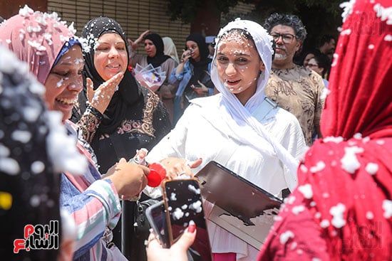 احتفال الاهالي والطلاب ب اخر ايام الامتحانات (2) احتفال الاهالي والطلاب ب اخر ايام الامتحانات (2)