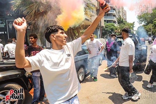 فرحة وشماريخ مع نهاية ماراثون الثانوية العامه (2) فرحة وشماريخ مع نهاية ماراثون الثانوية العامه (2)