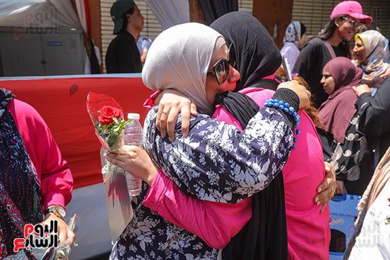 ورد واحضان مع اخر امتاحان للثانوية (2) ورد واحضان مع اخر امتاحان للثانوية (2)