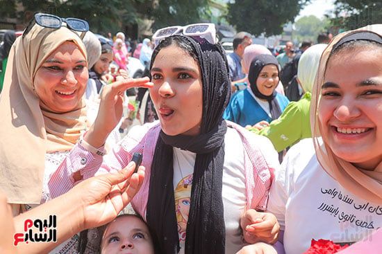 احتفال الطلاب بنهاية امتحانات الثانوية (2) احتفال الطلاب بنهاية امتحانات الثانوية (2)