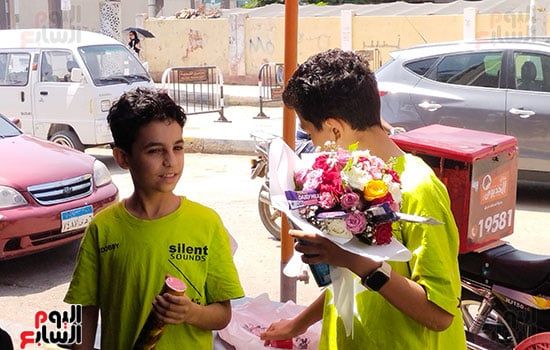 بالورود-والبلالين..-أهالي-طلاب-الثانوية-العامة-ينتظرون-أبنائهم-أمام-اللجان-في-آخر-يوم-(5) بالورود-والبلالين..-أهالي-طلاب-الثانوية-العامة-ينتظرون-أبنائهم-أمام-اللجان-في-آخر-يوم-(5)