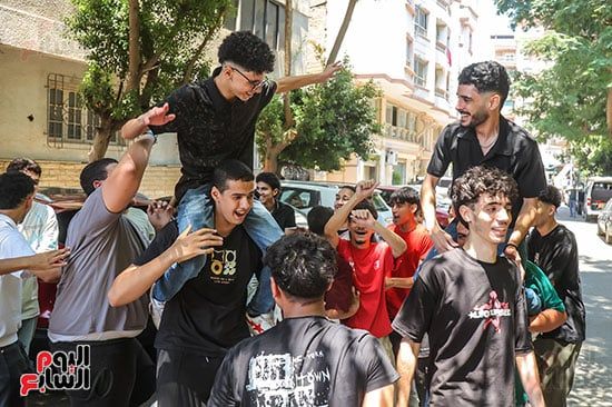 احتفال الطلاب بنهاية امتحانات الثانوية (1) احتفال الطلاب بنهاية امتحانات الثانوية (1)