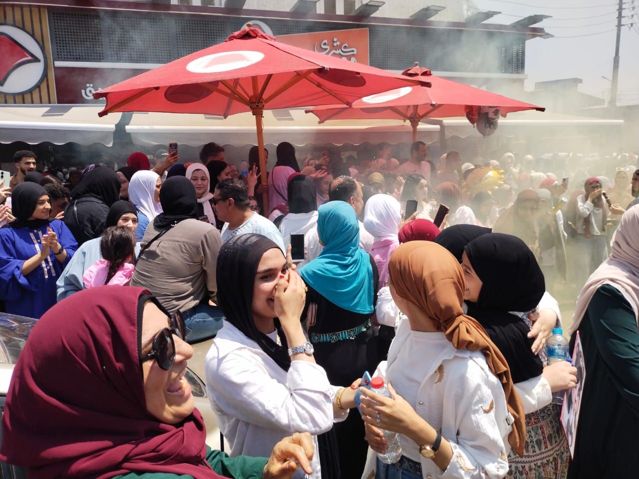الأحضان الأحضان