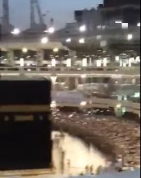 بالفيديو.. حقيقة سقوط بعض المعتمرين أثناء غسيل الكعبة
