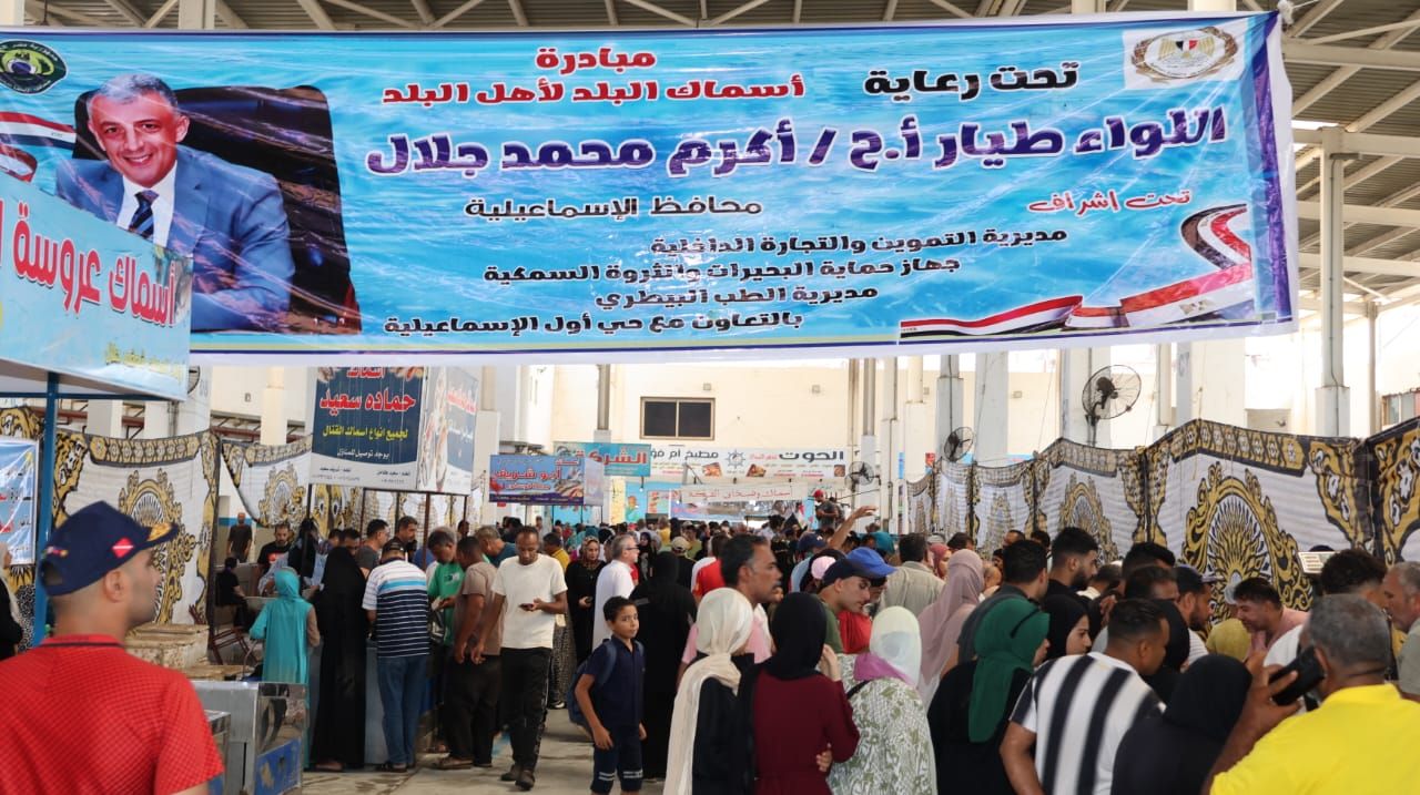 زحام المواطنين على الشراء زحام المواطنين على الشراء