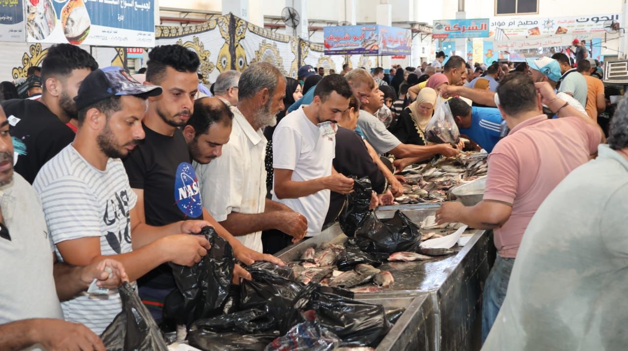 اقبال على شراء الاسماك اقبال على شراء الاسماك