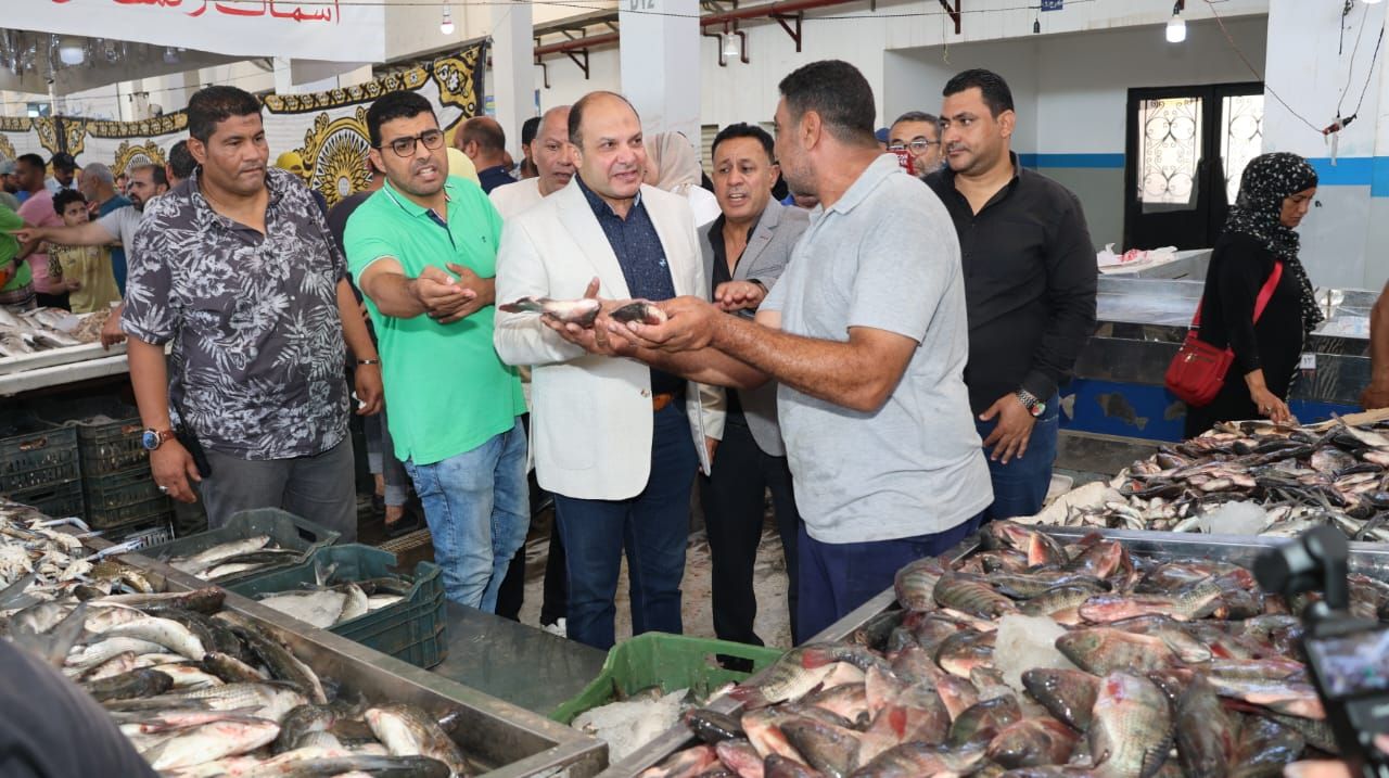احد تجار الأسماك يتحدث مع رئيس مدينة الإسماعيلية احد تجار الأسماك يتحدث مع رئيس مدينة الإسماعيلية