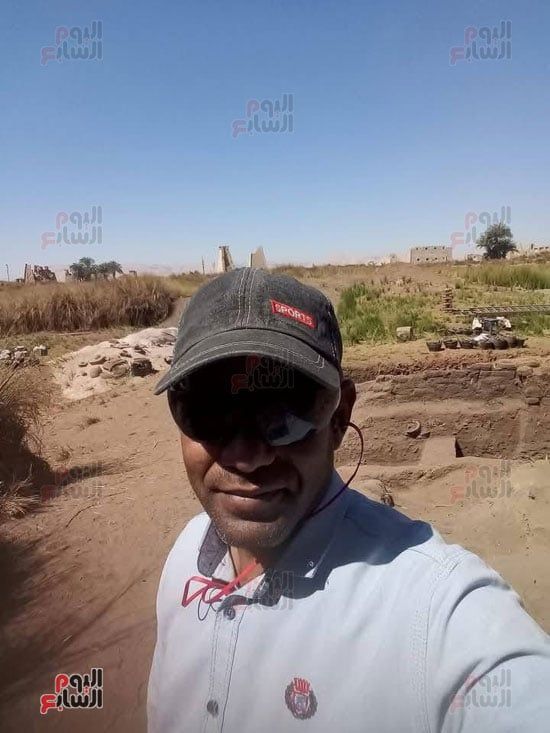 أثرى-يلتقط-سيلفي-مع-الموقع-الجديد-المكتشف-بالكرنك أثرى-يلتقط-سيلفي-مع-الموقع-الجديد-المكتشف-بالكرنك