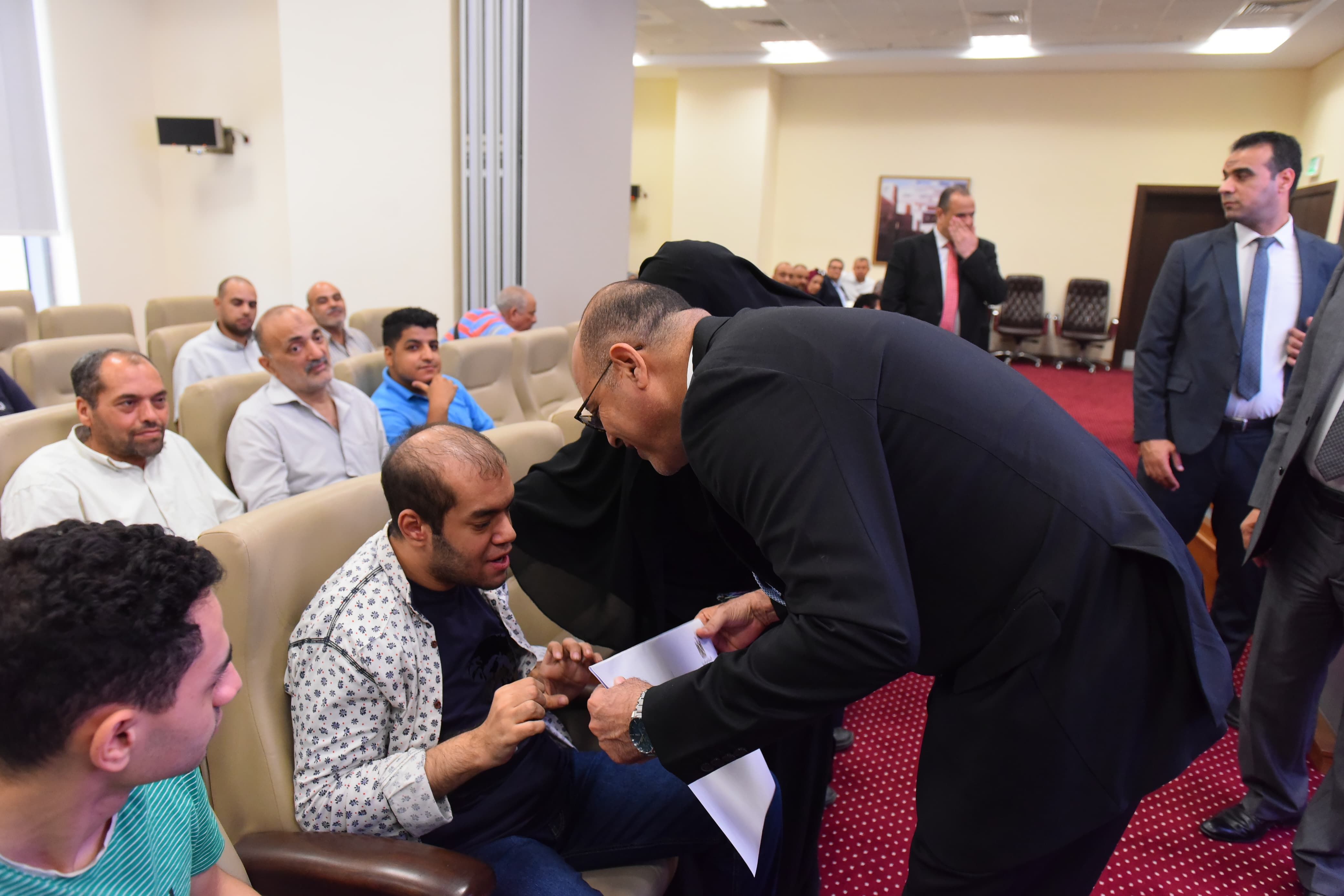 وزير العمل يُسلم عقود جديدة لذوي همم بالقاهرة (1) وزير العمل يُسلم عقود جديدة لذوي همم بالقاهرة (1)