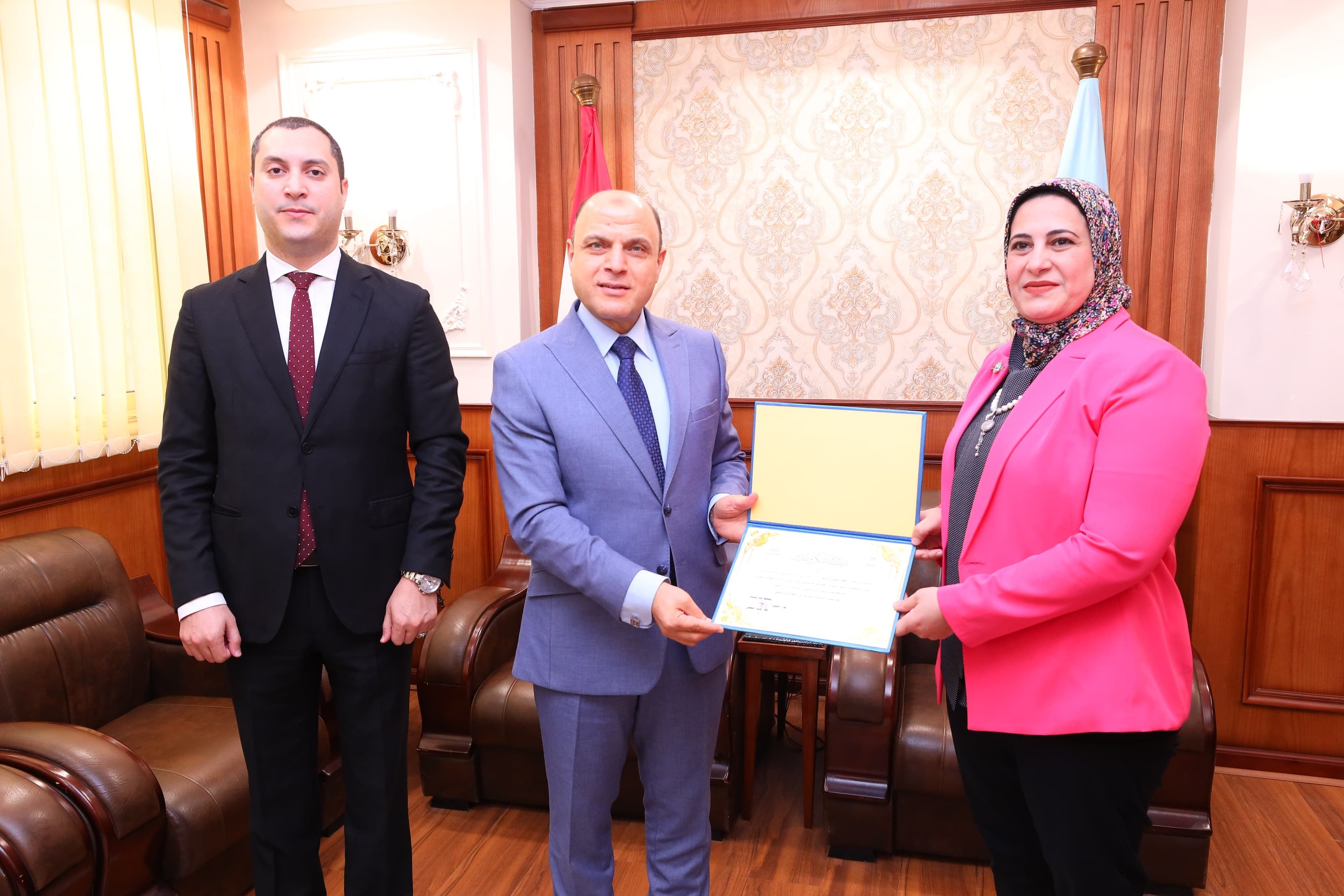 محافظ كفر الشيخ يكرم عميد كلية التربية النوعية محافظ كفر الشيخ يكرم عميد كلية التربية النوعية