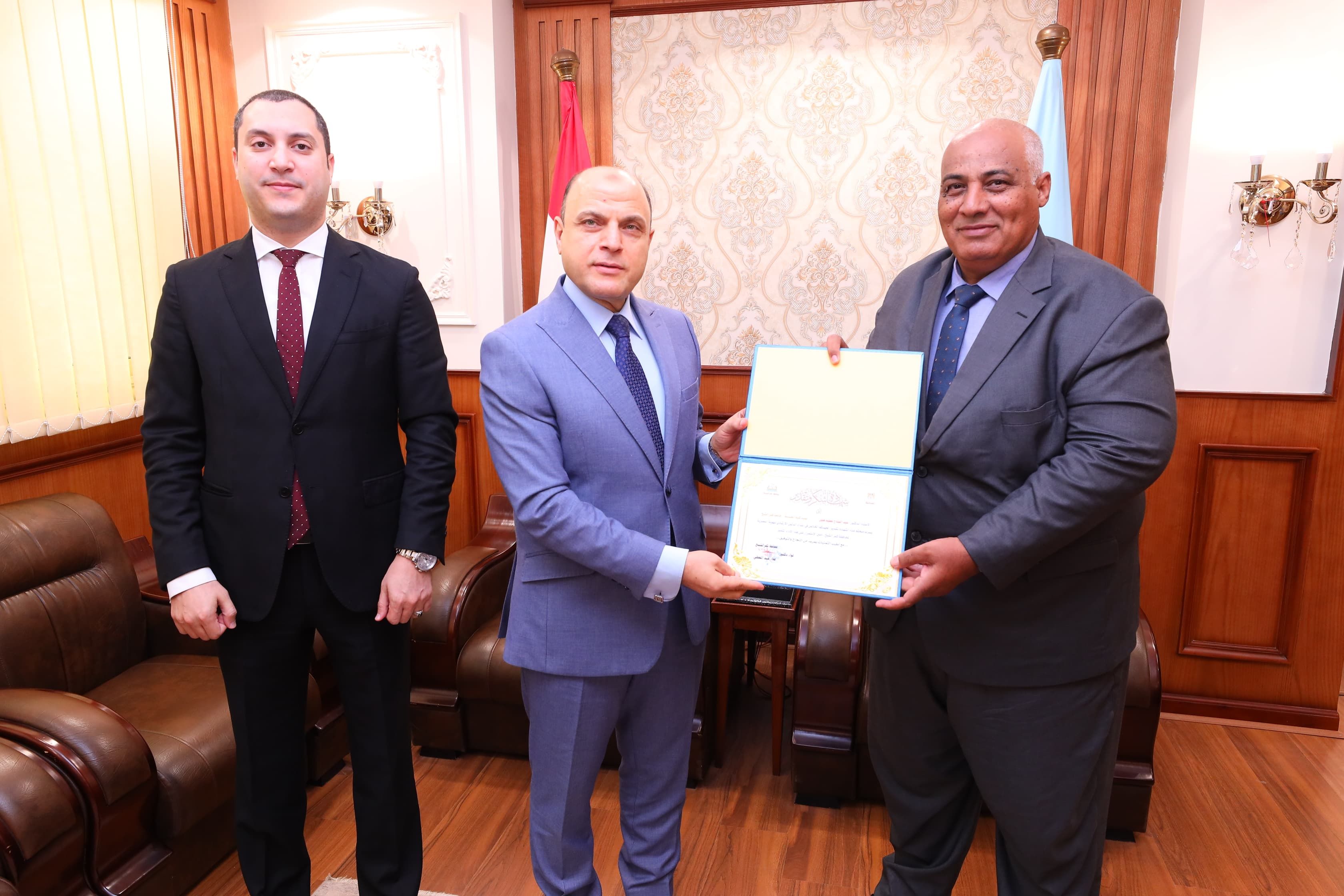 نائب محافظ كفر الشيخ يكرم عميد كلية الهندسة نائب محافظ كفر الشيخ يكرم عميد كلية الهندسة