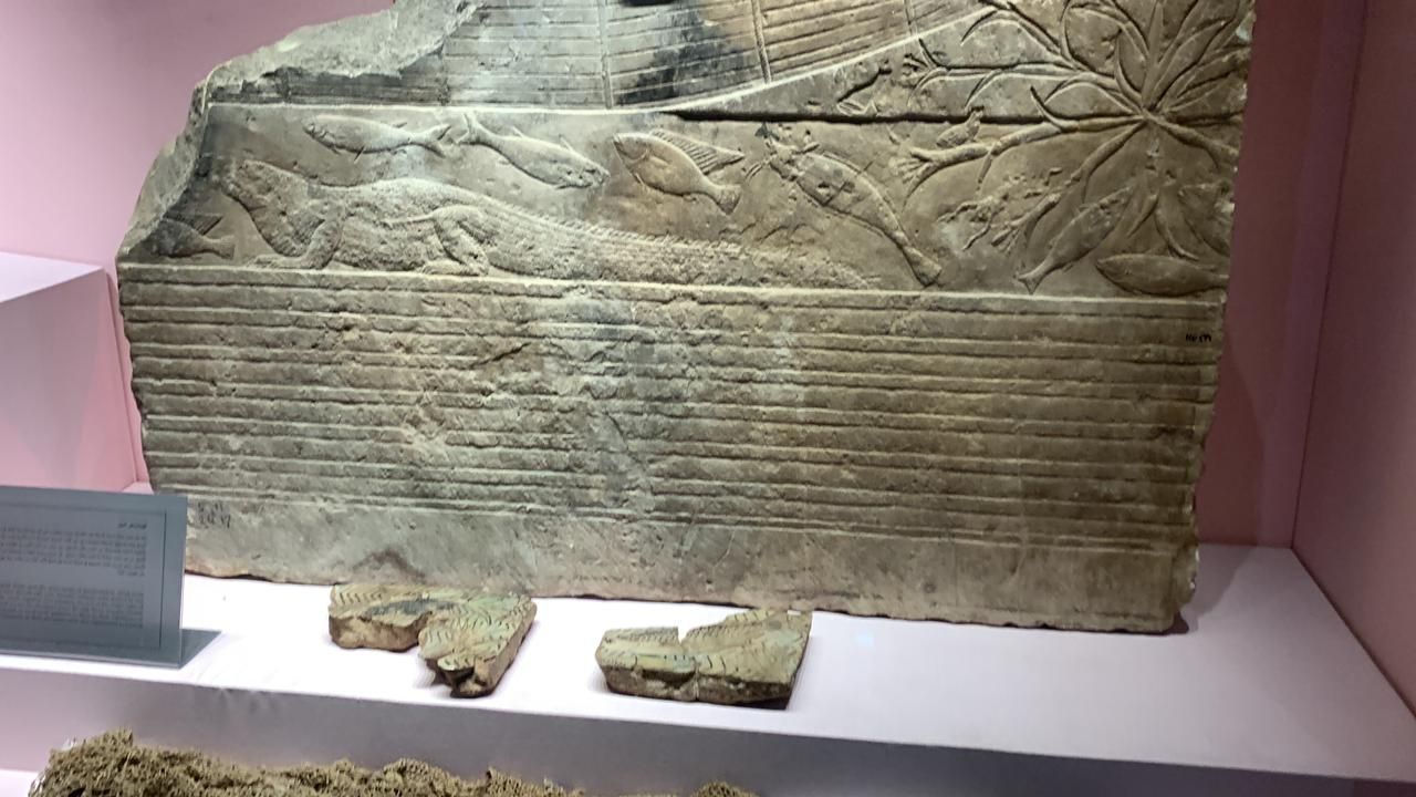 لوحة أثرية نقش علها نهر النيل والمراكب والاسماك لوحة أثرية نقش علها نهر النيل والمراكب والاسماك