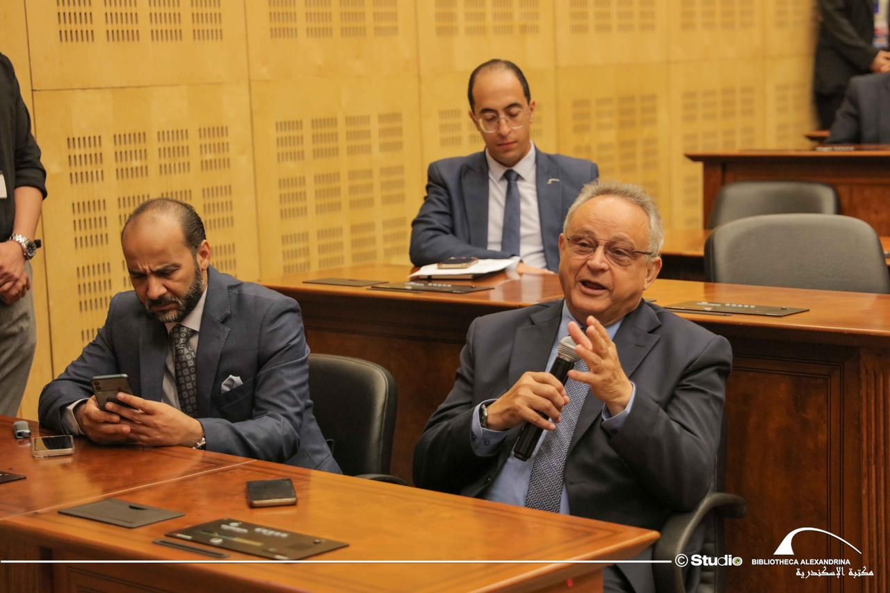 جانب من الندوة (1) جانب من الندوة (1)