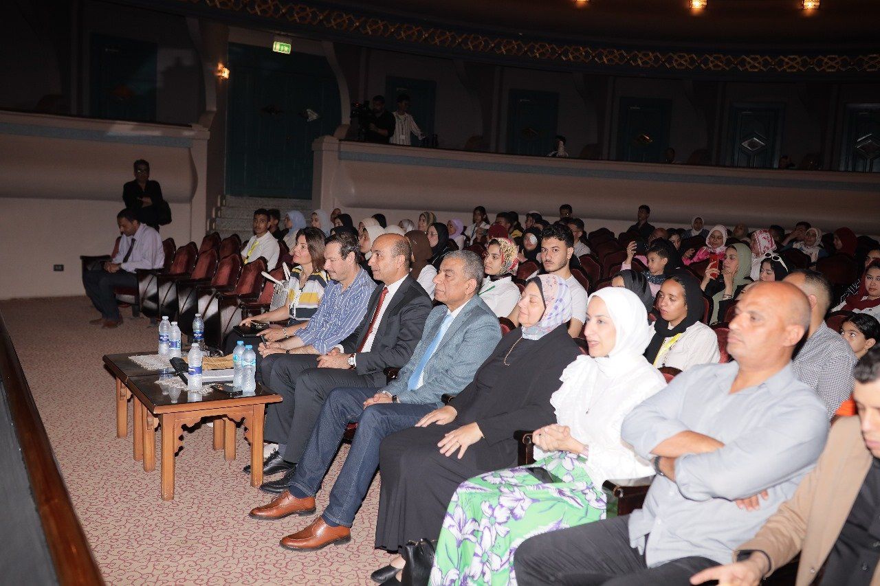 رئيس جامعة دمنهور يشهد العرض المسرحي أبنائي (2) رئيس جامعة دمنهور يشهد العرض المسرحي أبنائي (2)