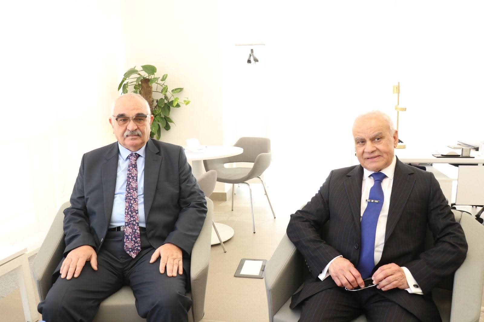 جانب من مراسم التوقيع جانب من مراسم التوقيع